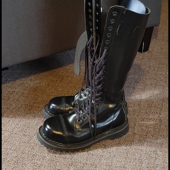 Demonia Shoes - Demonia 20 eye lace up leather boot